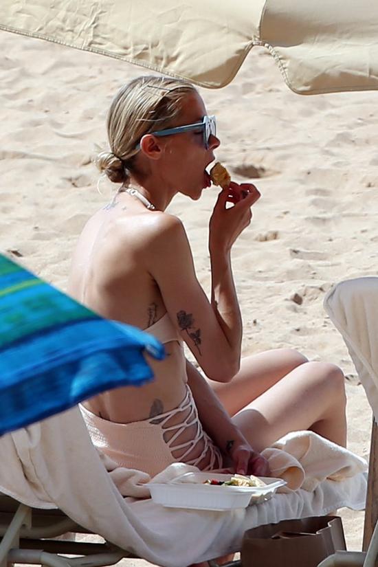 Gdy w Hollywood wstawianie silikonów jest jak plombowanie zęba, ona... (FOTO)