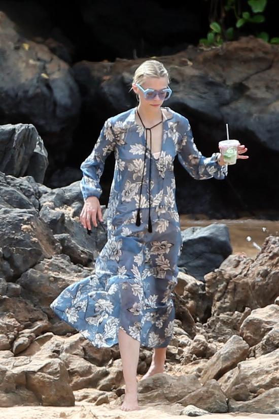 Gdy w Hollywood wstawianie silikonów jest jak plombowanie zęba, ona... (FOTO)