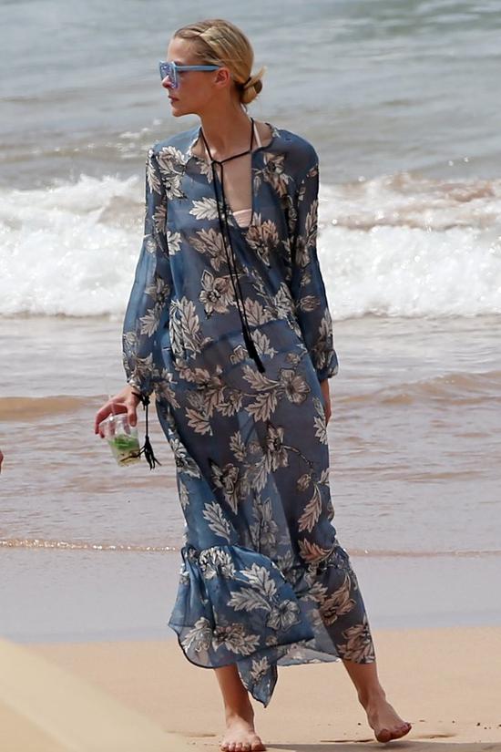 Gdy w Hollywood wstawianie silikonów jest jak plombowanie zęba, ona... (FOTO)