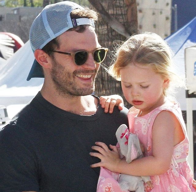Jamie Dornan z żoną i córkami na zakupach (ZDJĘCIA)