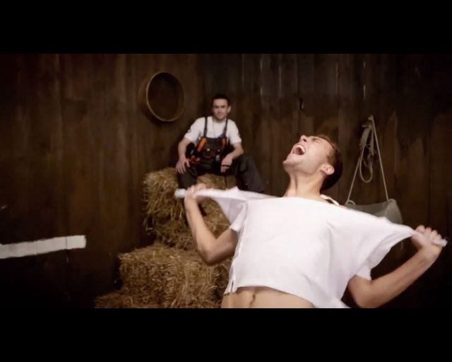 Jerzy Janowicz zrywa z siebie koszulkę w szopie [VIDEO]