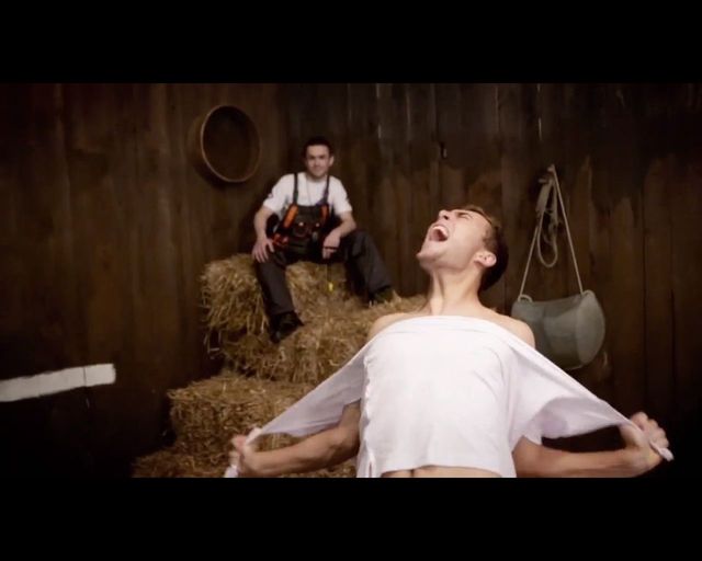 Jerzy Janowicz zrywa z siebie koszulkę w szopie [VIDEO]