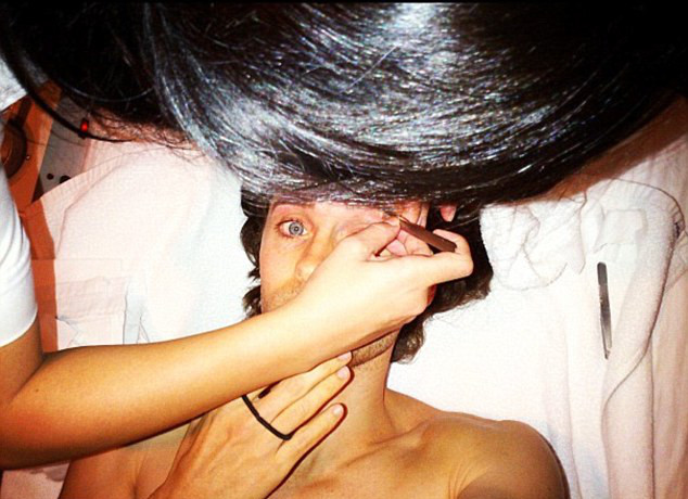 Całkowita depilacja brwi? To musiało boleć!