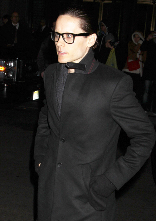 Całkowita depilacja brwi? To musiało boleć!