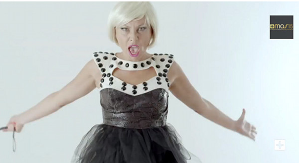 Monika Jarosińska nabija się z plastikowych gwiazd (VIDEO)