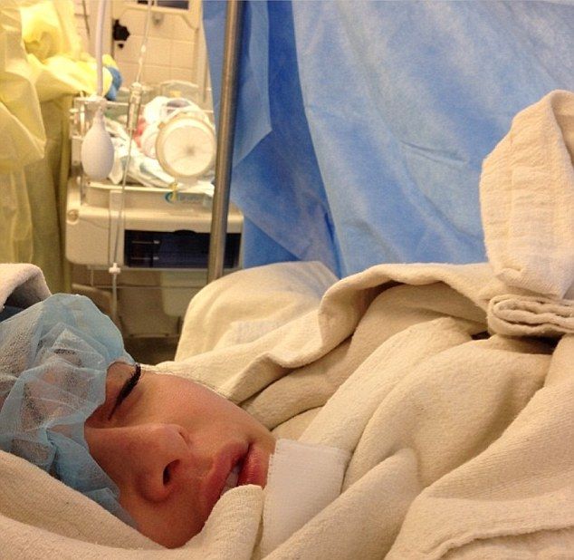 Gwiazdor American Pie pokazał filmik z porodu żony (VIDEO) Gwiazdor American Pie pokazał filmik z porodu żony (VIDEO)