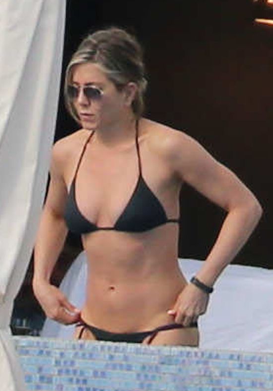 Jennifer Aniston wpoczywa w doborowym towarzystwie (FOTO)