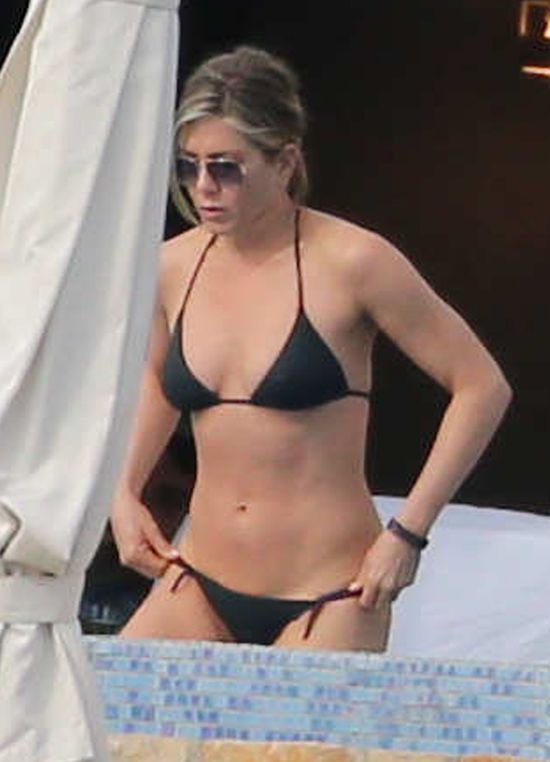 Jennifer Aniston wpoczywa w doborowym towarzystwie (FOTO)