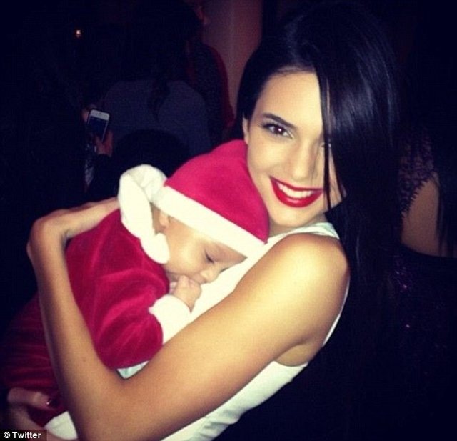 Louboutiny i markowe torby pod choinką sióstr Jenner (FOTO)