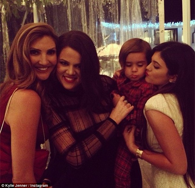 Louboutiny i markowe torby pod choinką sióstr Jenner (FOTO)