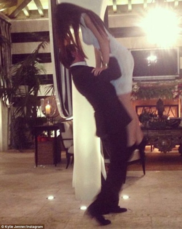 Louboutiny i markowe torby pod choinką sióstr Jenner (FOTO)