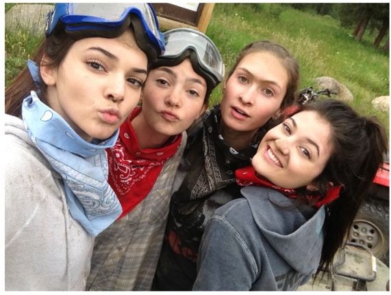 Siostry Jenner szaleją na wakacjach (FOTO)  