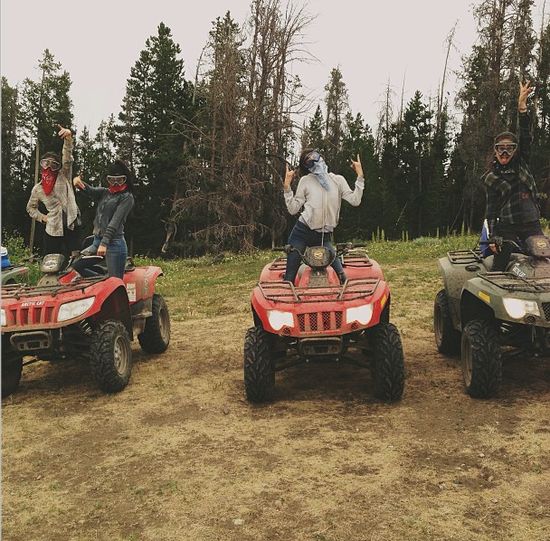 Siostry Jenner szaleją na wakacjach (FOTO)  