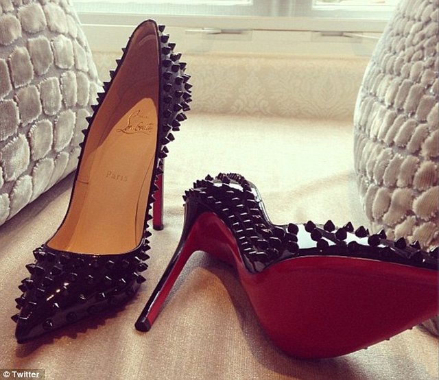 Louboutiny i markowe torby pod choinką sióstr Jenner (FOTO)