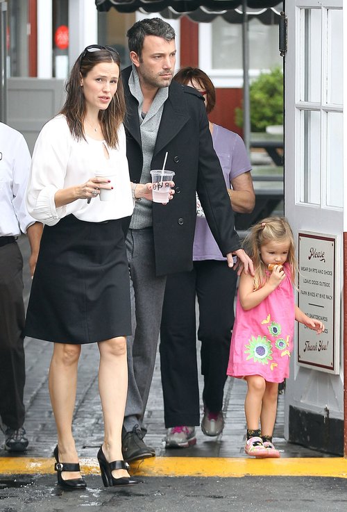 Czułości Garner i Afflecka. A córeczka pozuje! (FOTO)