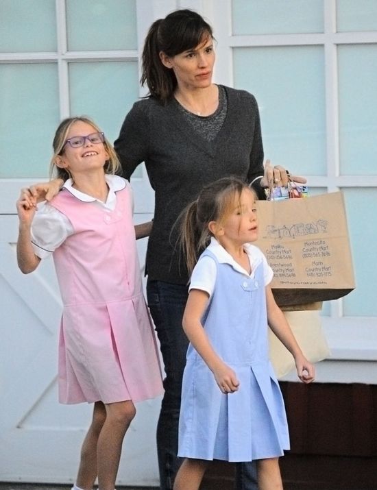 Córka gwiazdorskiej pary pokazała, gdzie ma paparazzi (FOTO) Córka gwiazdorskiej pary pokazała, gdzie ma paparazzi (FOTO)