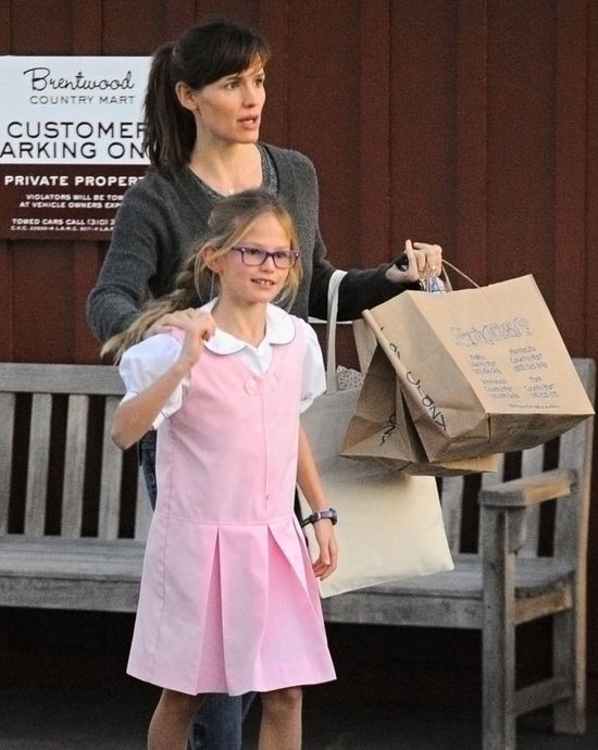 Córka gwiazdorskiej pary pokazała, gdzie ma paparazzi (FOTO) Córka gwiazdorskiej pary pokazała, gdzie ma paparazzi (FOTO)