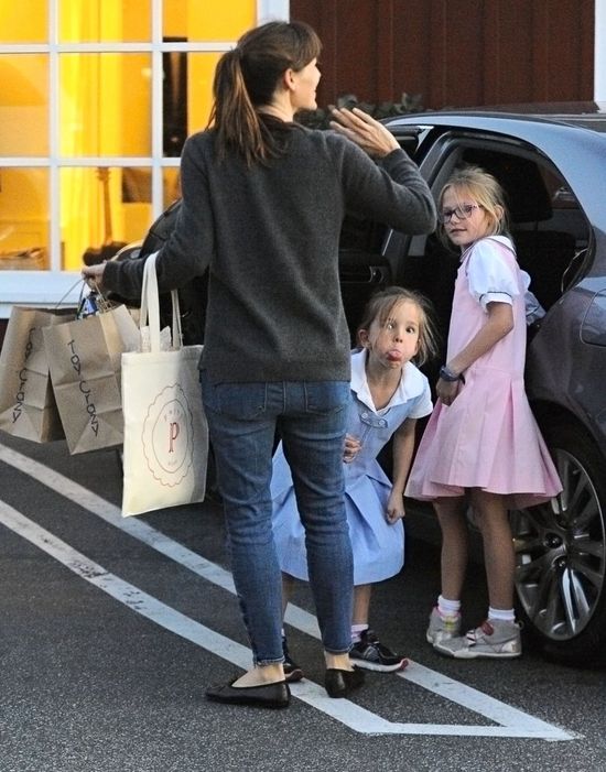 Córka gwiazdorskiej pary pokazała, gdzie ma paparazzi (FOTO) Córka gwiazdorskiej pary pokazała, gdzie ma paparazzi (FOTO)