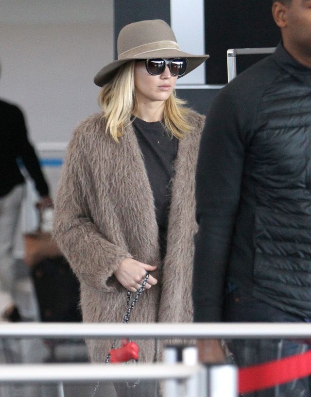 Stylowa Jennifer Lawrence z pieskiem na lotnisku (ZDJĘCIA)