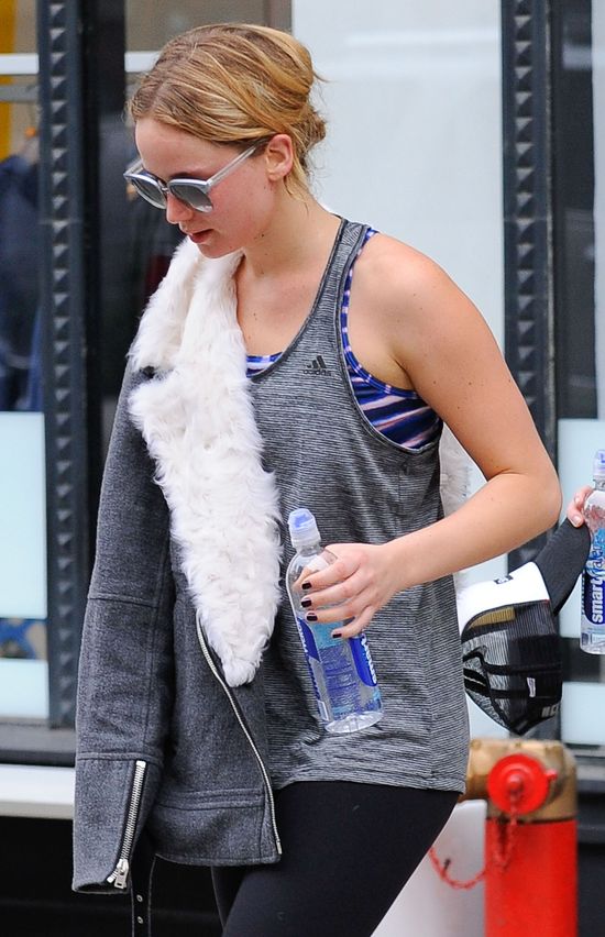 Jennifer Lawrence pokazała stanik wychodząc z siłowni (FOTO)