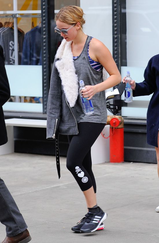 Jennifer Lawrence pokazała stanik wychodząc z siłowni (FOTO)