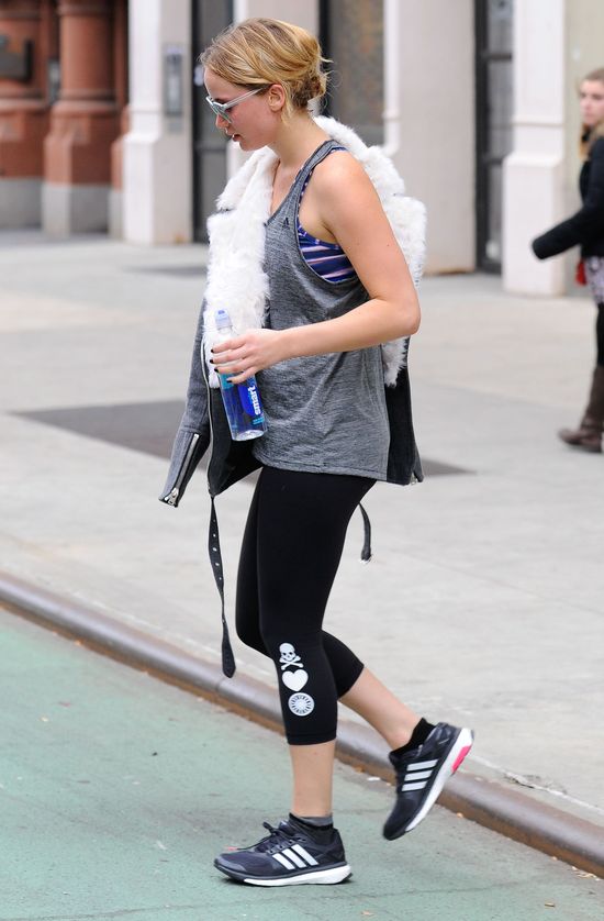 Jennifer Lawrence pokazała stanik wychodząc z siłowni (FOTO)