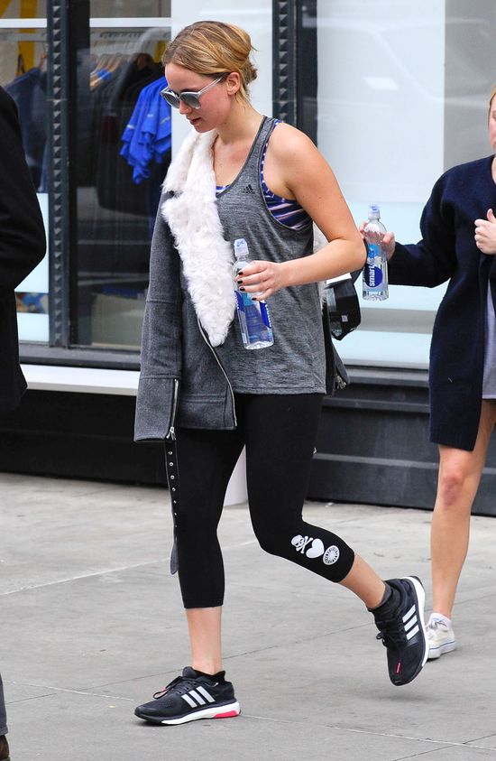 Jennifer Lawrence pokazała stanik wychodząc z siłowni (FOTO)