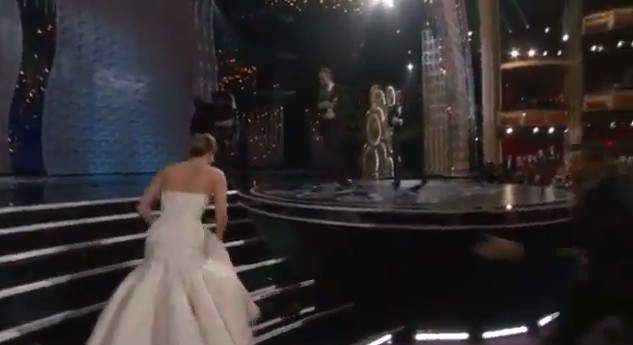 Jennifer Lawrence upadła na schodach w drodze po Oscara (FOT
