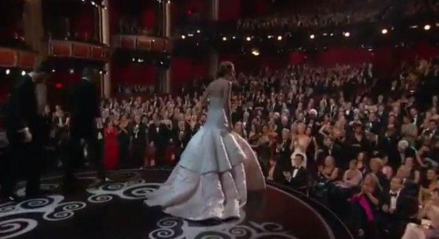 Jennifer Lawrence upadła na schodach w drodze po Oscara (FOT