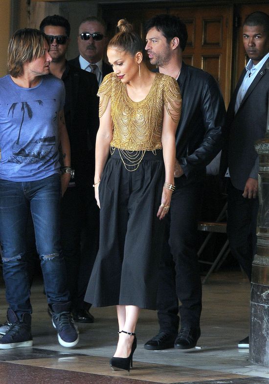 Odstawiona Jennifer Lopez dłubie w zębach (FOTO) Odstawiona Jennifer Lopez dłubie w zębach (FOTO)