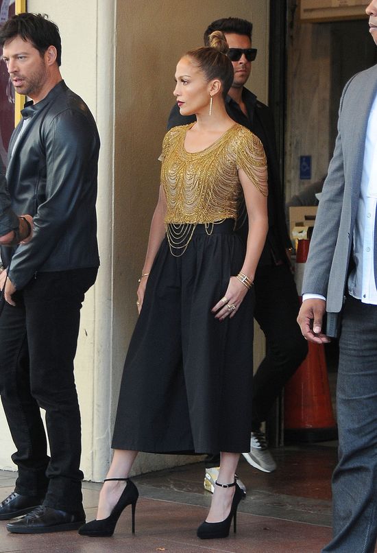 Odstawiona Jennifer Lopez dłubie w zębach (FOTO) Odstawiona Jennifer Lopez dłubie w zębach (FOTO)