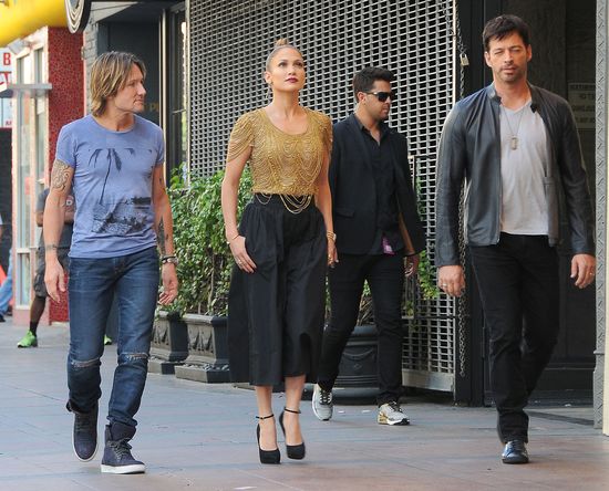 Odstawiona Jennifer Lopez dłubie w zębach (FOTO) Odstawiona Jennifer Lopez dłubie w zębach (FOTO)