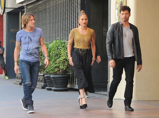 Odstawiona Jennifer Lopez dłubie w zębach (FOTO) Odstawiona Jennifer Lopez dłubie w zębach (FOTO)