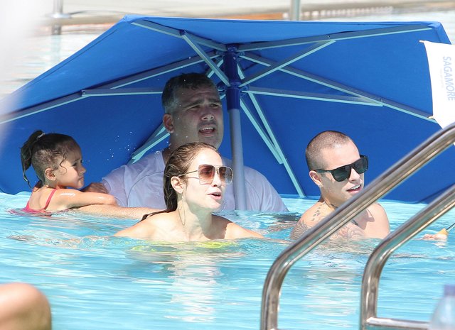 Jennifer Lopez w bikini z ukochanym i dziećmi (FOTO)