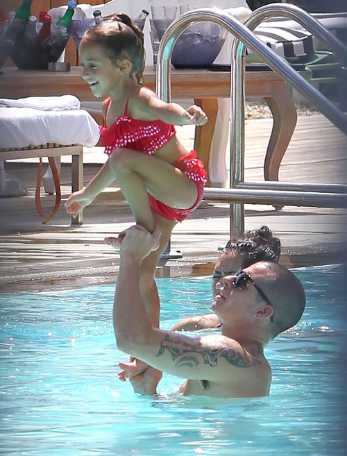 Jennifer Lopez w bikini z ukochanym i dziećmi (FOTO)