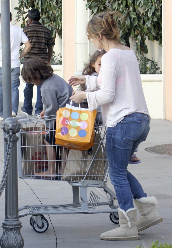 Jennifer Lopez bardziej interesuje telefon, niż dzieci (FOTO Jennifer Lopez bardziej interesuje telefon, niż dzieci (FOTO