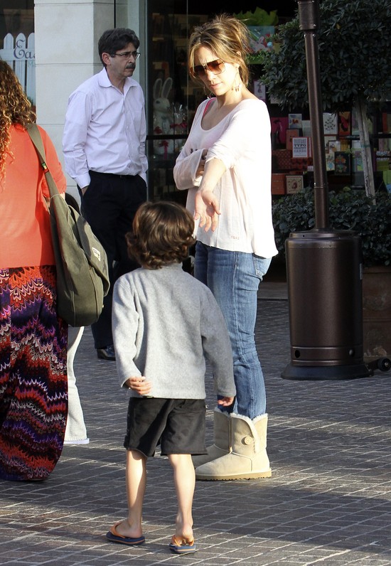 Jennifer Lopez bardziej interesuje telefon, niż dzieci (FOTO Jennifer Lopez bardziej interesuje telefon, niż dzieci (FOTO