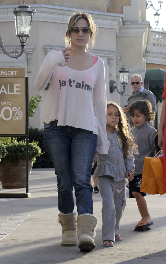 Jennifer Lopez bardziej interesuje telefon, niż dzieci (FOTO Jennifer Lopez bardziej interesuje telefon, niż dzieci (FOTO