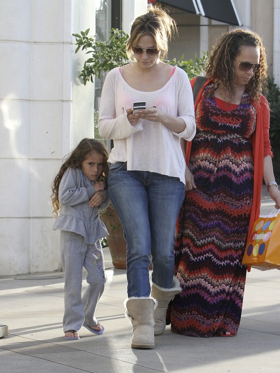 Jennifer Lopez bardziej interesuje telefon, niż dzieci (FOTO Jennifer Lopez bardziej interesuje telefon, niż dzieci (FOTO