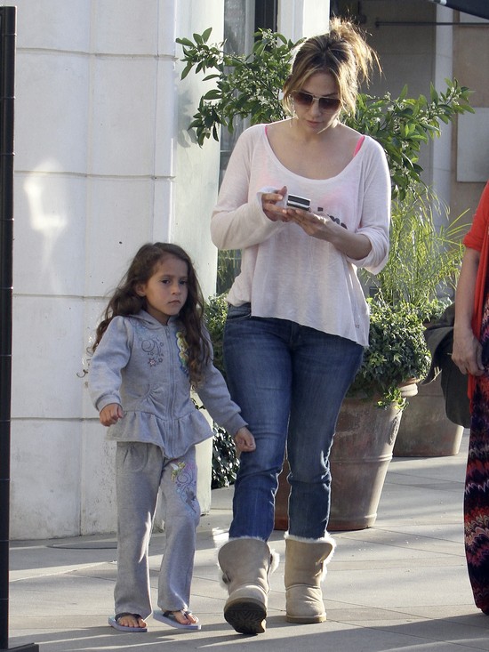 Jennifer Lopez bardziej interesuje telefon, niż dzieci (FOTO Jennifer Lopez bardziej interesuje telefon, niż dzieci (FOTO