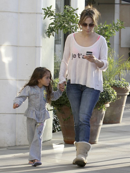 Jennifer Lopez bardziej interesuje telefon, niż dzieci (FOTO Jennifer Lopez bardziej interesuje telefon, niż dzieci (FOTO