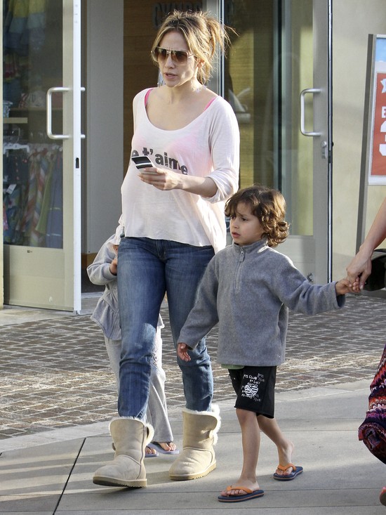 Jennifer Lopez bardziej interesuje telefon, niż dzieci (FOTO Jennifer Lopez bardziej interesuje telefon, niż dzieci (FOTO