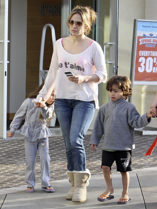 Jennifer Lopez bardziej interesuje telefon, niż dzieci (FOTO Jennifer Lopez bardziej interesuje telefon, niż dzieci (FOTO