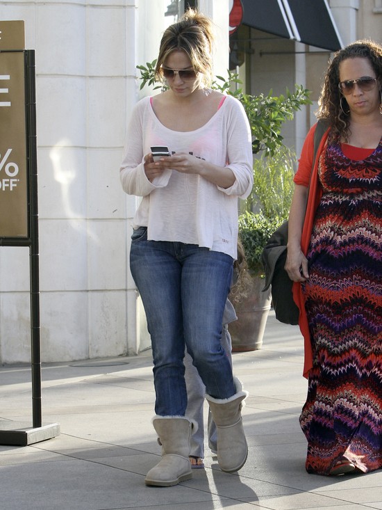 Jennifer Lopez bardziej interesuje telefon, niż dzieci (FOTO Jennifer Lopez bardziej interesuje telefon, niż dzieci (FOTO