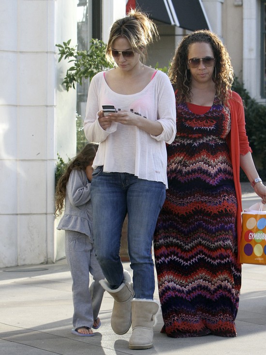 Jennifer Lopez bardziej interesuje telefon, niż dzieci (FOTO Jennifer Lopez bardziej interesuje telefon, niż dzieci (FOTO