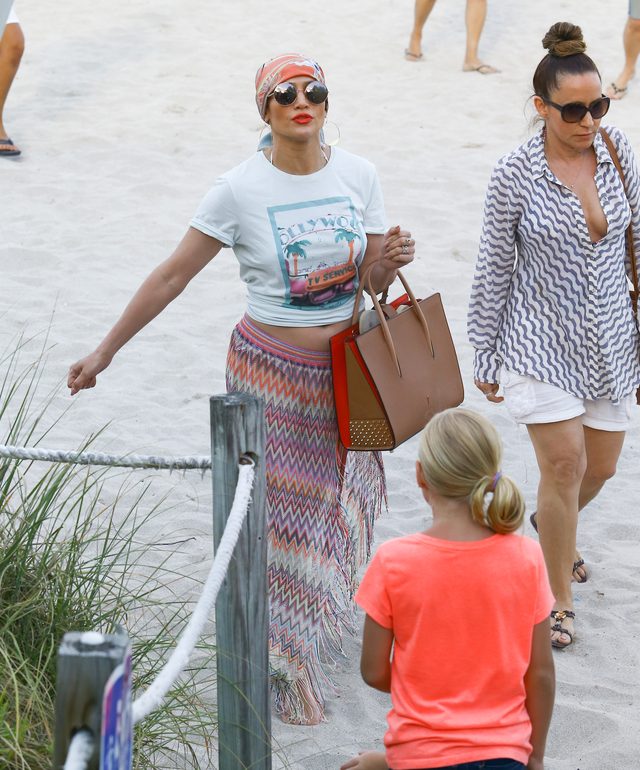 Jennifer Lopez na plaży jak na imprezie (FOTO)