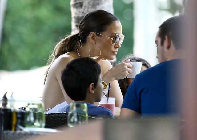 Jennifer Lopez z przyjaciółmi na zakupach (FOTO)