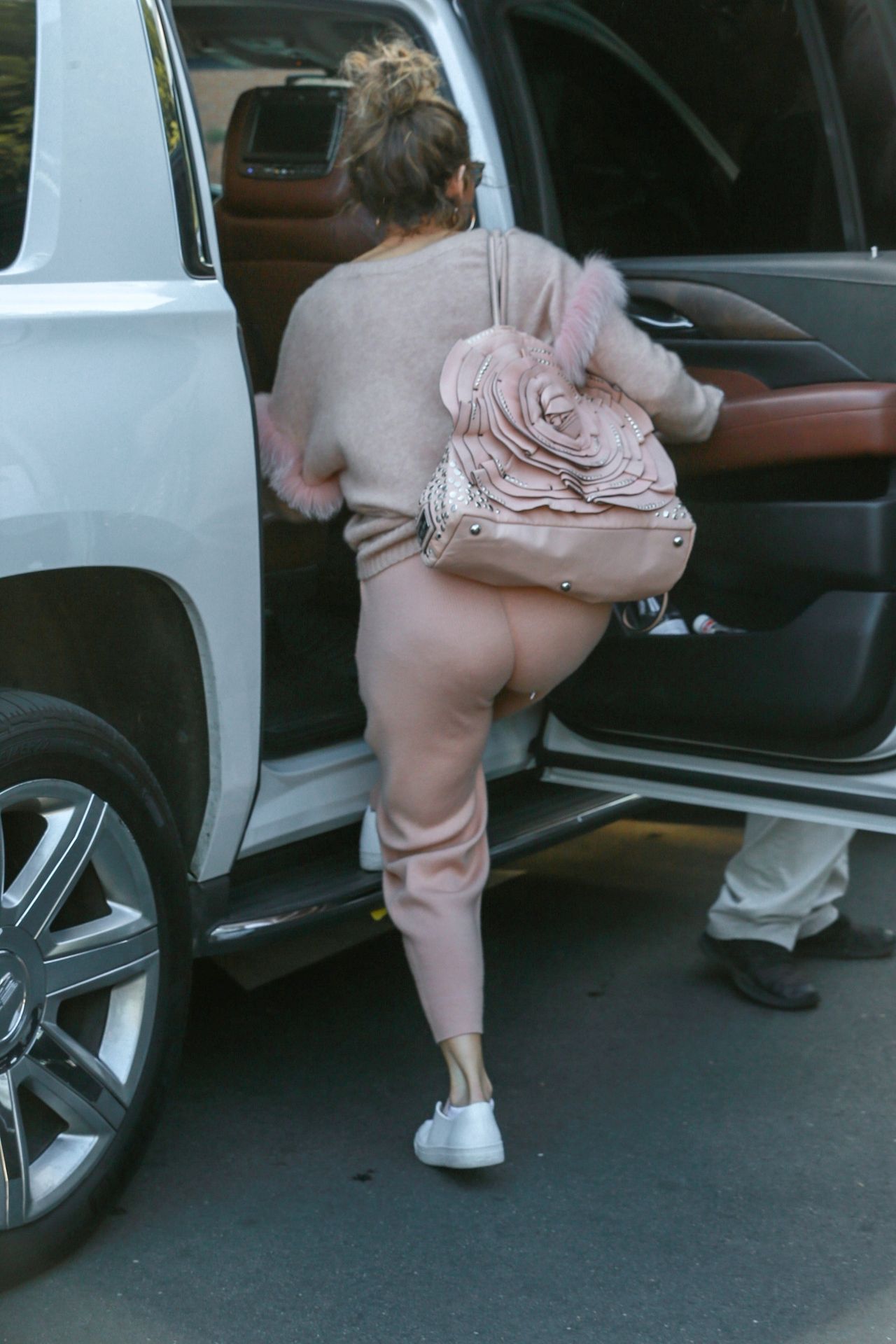 Jennifer Lopez w koczku i dresach. Pudrowy róż plus plus torba od Valentino