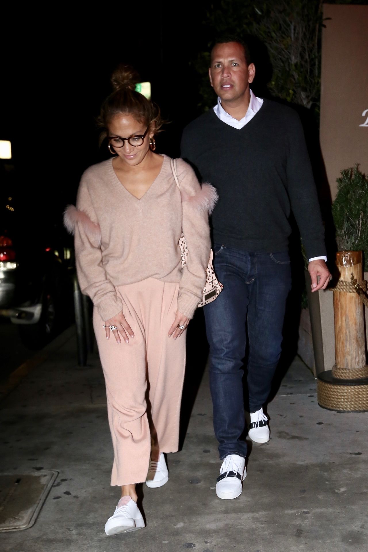 Jennifer Lopez w koczku i dresach. Pudrowy róż plus plus torba od Valentino