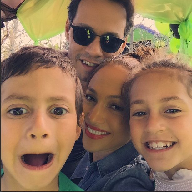 Tak Jennifer Lopez relaksuje się z dziećmi (FOTO) Tak Jennifer Lopez relaksuje się z dziećmi (FOTO)